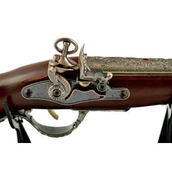 Сувенирен, дървен пистолет на поставка