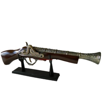 Сувенирен, дървен пистолет върху поставка
