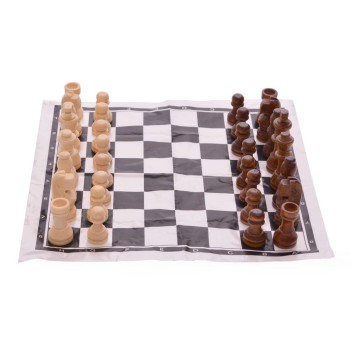 Шах с дървени фигурки и плот от плат