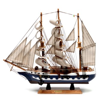 Сувенирен ветроходен кораб - макет, изработен прецизно в детайли