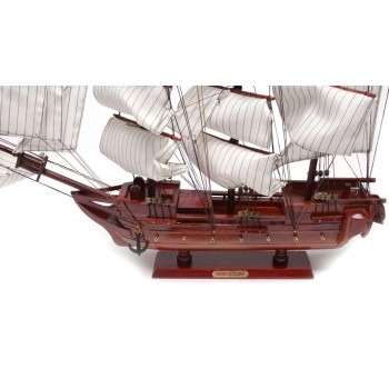 Сувенирен макетен кораб с кафяв корпус и бели платна 