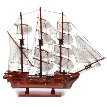 Сувенирен макетен кораб с кафяв корпус и бели платна 