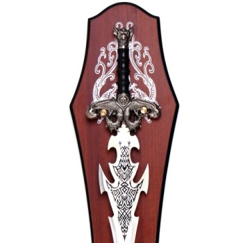 Сувенирен меч с декоративна дръжка на дървено пано за окачване