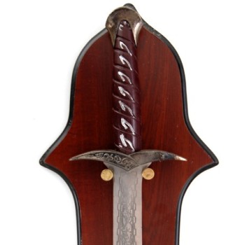 Сувенирен меч с декоративна дръжка, на дървено пано за окачване