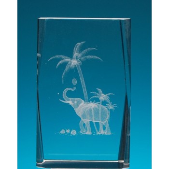 Безцветен стъклен куб с триизмерно гравирани слон с палма