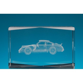 Безцветен стъклен куб с триизмерно гравиран автомобил