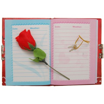 Комплект тефтер с ключ и цветни листи и червена роза