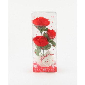 Красив букет рози от плат върху керамична поставка с тематичен орнамент