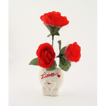 Красив букет рози от плат върху керамична поставка с тематичен орнамент