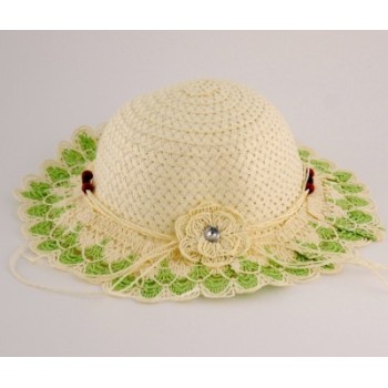 Красива плетена шапка с декорация цвете и дървени мъниста