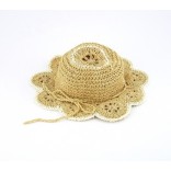 Красива плетена лятна шапка с декоративна периферия