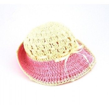 Красива плетена шапка, декорирана със сатенена панделка