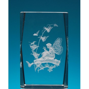 Безцветен стъклен куб с триизмерно гравирана фея върху клон