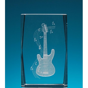 Безцветен стъклен куб с триизмерно гравирана китара