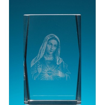Безцветен стъклен куб с триизмерно гравирана Дева Мария