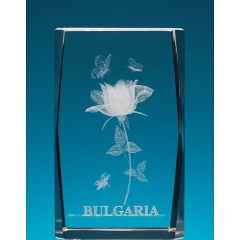 Безцветен стъклен куб с триизмерно гравирани роза и три пеперуди