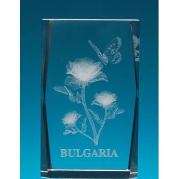 Безцветен стъклен куб с триизмерно гравирани роза с пеперуда