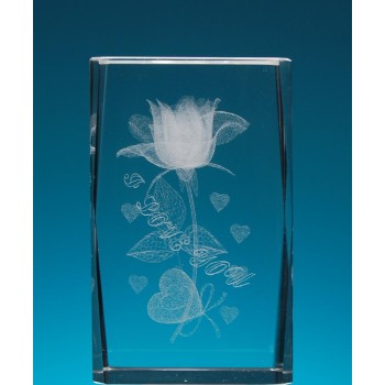 Безцветен стъклен куб с триизмерно гравирана роза с мини сърца