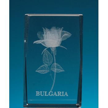 Безцветен стъклен куб с триизмерно гравирана роза