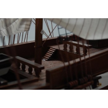 Сувенирен ветроходен кораб - макет, изработен прецизно в детайли