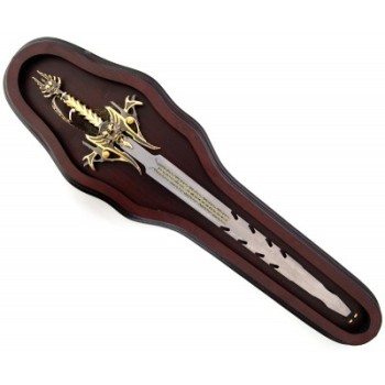 Сувенирен меч на дървено пано за окачване