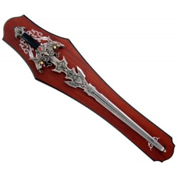 Сувенирен меч с декоративна дръжка на дървено пано за окачване