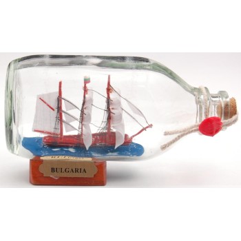 Сувенирен кораб - макет в стъклена бутилка на декоративна дървена поставка