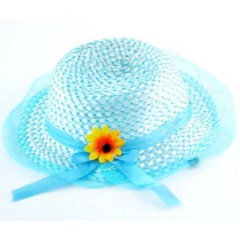 Красива плетена шапка с декорация цвете