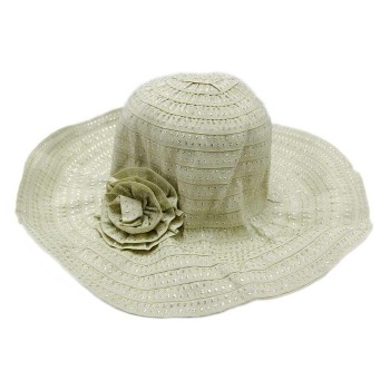 Красива платнена шапка с голяма периферия, декорирана с блестящи нишки 