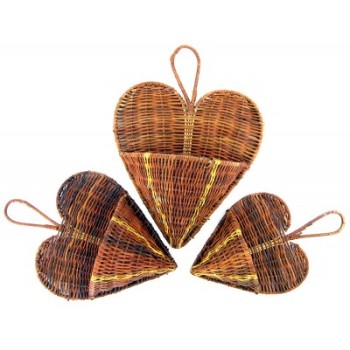 Комплект от три броя декоративни плетени кошнички - сърца за окачване