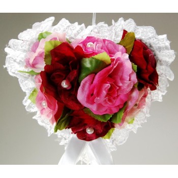Декоративно сърце, изработено от дантела, стилни рози от плат, панделки и кристали
