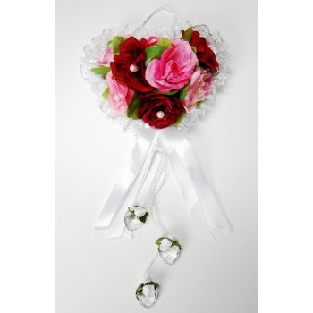 Декоративно сърце, изработено от дантела, стилни рози от плат, панделки и кристали