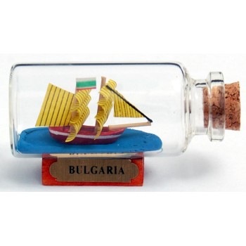 Сувенирен кораб-макет в стъклена бутилка на дървена поставка