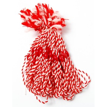 Мартеница - връзка усукани конци в бяло и червено с мънисто