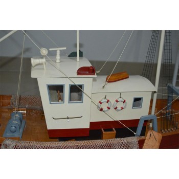 Сувенирен рибарски кораб - макет, изработен прецизно в детайли