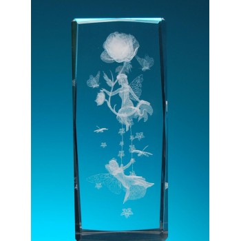 Безцветен стъклен куб с триизмерно гравирани роза и две феи