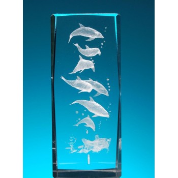 Безцветен стъклен куб с триизмерно гравирани седем делфина
