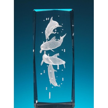 Безцветен стъклен куб с триизмерно гравирани четири делфина и сърца