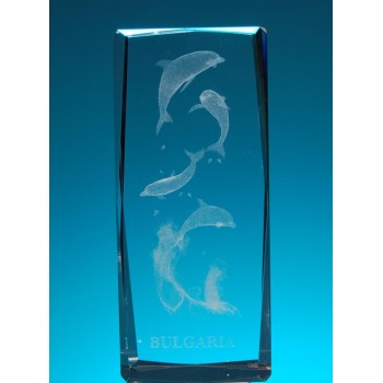 Безцветен стъклен куб с триизмерно гравирани четири делфина