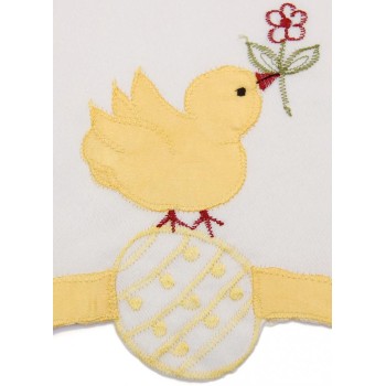Красива покривка за маса извезана с фини и сложни Великденски фигури --зайче с яйце и пиленца