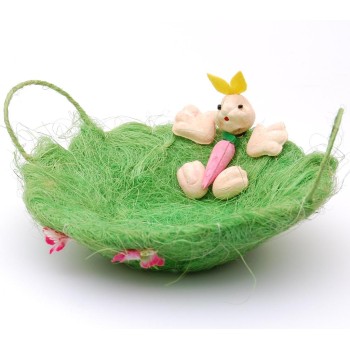 Великденски панер тематично украсен с Великденски заек, цветя и декоративна трева