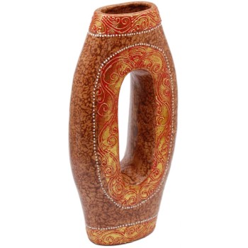 Декоративна керамична ваза, красиво украсена с орнаменти