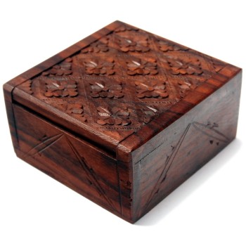 Красива сувенирна дървена кутия с резбован капак  - 10см