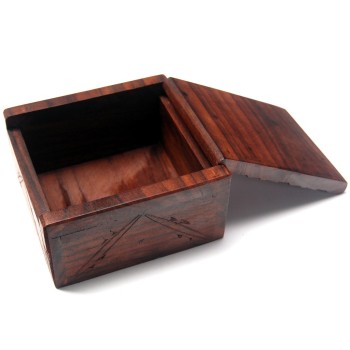Красива сувенирна дървена кутия с резбован капак  - 10см