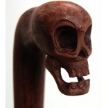 Сувенирен дървен бастун с декоративна дръжка с форма на череп