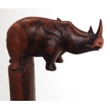 Сувенирен дървен бастун с декоративна дръжка с форма на носорог