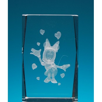 Безцветен стъклен куб с триизмерно гравирана Мини Маус