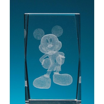 Безцветен стъклен куб с триизмерно гравирана Мики Маус