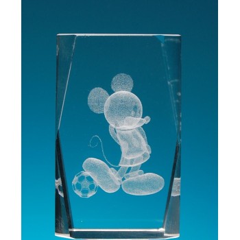 Безцветен стъклен куб с триизмерно гравиран Мики Маус с топка