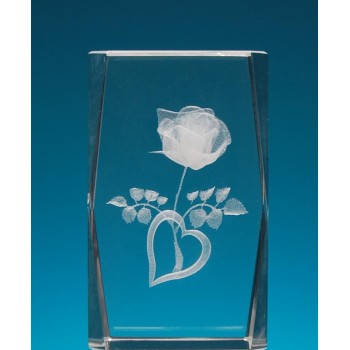 Безцветен стъклен куб с триизмерно гравирана роза със сърце